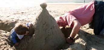 Sandburgen bauen am Strand